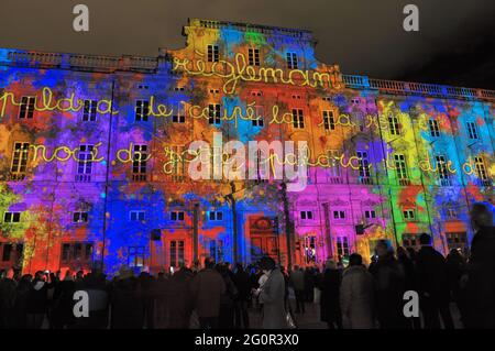 FRANKREICH. RHONE (69) LYON. DAS FESTIVAL DES LICHTS 2008, 8. DEZEMBER, MENSCHEN IN LYON VERWENDEN, UM DIE JUNGFRAU MARIA ZU FEIERN, DIE DIE STADT VOR DER PEST IN GERETTET Stockfoto