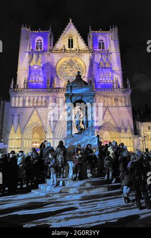 FRANKREICH. LYON, (69), DAS FESTIVAL DES LICHTS 2009. AM 8. DEZEMBER FEIERN DIE MENSCHEN IN LYON DIE JUNGFRAU MARIA, DIE DIE STADT 1643 VOR DER PEST GERETTET HAT. Stockfoto