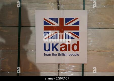 Ein Foto vom 14/8/2014 eines UK Aid Label ist an einer Kiste mit Küchengarnituren in einem UK Aid Disaster Response Center am Kemble Airport, Wiltshire, angebracht. Boris Johnson steht vor einer großen Rebellion der Unterhauser wegen seiner Politik, die Auslandshilfe zu kürzen. Der konservative ehemalige Chefpeitscher Andrew Mitchell leitet einen parlamentarischen Vorstoß, um sicherzustellen, dass neue Rechtsvorschriften das Defizit ausmachen, das durch die Kürzung der offiziellen Entwicklungshilfe des Vereinigten Königreichs übrig geblieben ist. Ausgabedatum: Donnerstag, 3. Juni 2021. Stockfoto