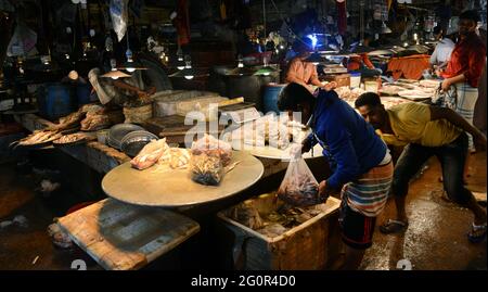 Ein Indoor-Fischmarkt auf dem Karwan Bazar Markt in Dhaka, Bangladesch. Stockfoto