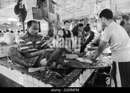 Ein Indoor-Fischmarkt auf dem Karwan Bazar Markt in Dhaka, Bangladesch. Stockfoto