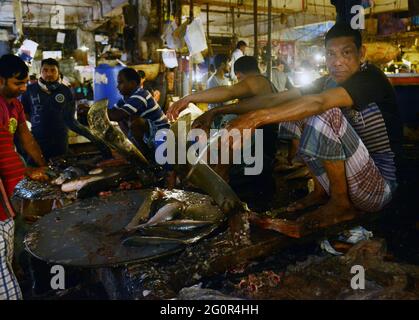 Ein Indoor-Fischmarkt auf dem Karwan Bazar Markt in Dhaka, Bangladesch. Stockfoto