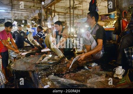 Ein Indoor-Fischmarkt auf dem Karwan Bazar Markt in Dhaka, Bangladesch. Stockfoto