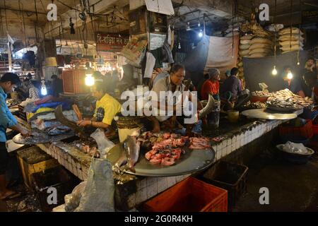 Ein Indoor-Fischmarkt auf dem Karwan Bazar Markt in Dhaka, Bangladesch. Stockfoto