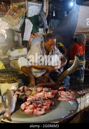 Ein Indoor-Fischmarkt auf dem Karwan Bazar Markt in Dhaka, Bangladesch. Stockfoto