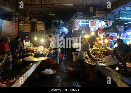 Ein Indoor-Fischmarkt auf dem Karwan Bazar Markt in Dhaka, Bangladesch. Stockfoto