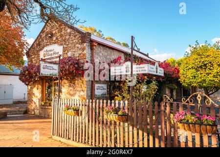 Hahndorf, Adelaide Hills, Südaustralien - 24. April 2021: Deutsche Dorfvoransicht von der Hauptstraße von Hahndorf während der Herbstsaison Stockfoto