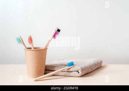 Zero Waste Bambus-Zahnbürsten im Papierbecher, Zahnpflege mit Zero Waste Konzept, nachhaltiger Lebensstil Stockfoto