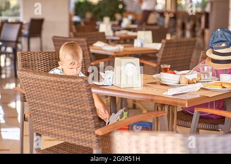 Kemer, Türkei - Mai, 21:Kleinkind in einem Restaurant beim Frühstück. Stockfoto