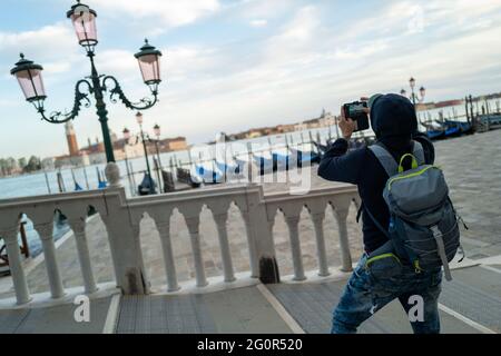 Venedig während der Covid19-Sperre, Italien, Europa, Piazza San Marco, oft auf Englisch als Markusplatz bekannt, Touristen, Touristen, Fotografieren, San Gi Stockfoto