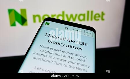 Smartphone mit Website des US-Finanzunternehmens NerdWallet Inc. Auf dem Bildschirm vor dem Unternehmenslogo. Konzentrieren Sie sich auf die obere linke Seite des Telefondisplays. Stockfoto