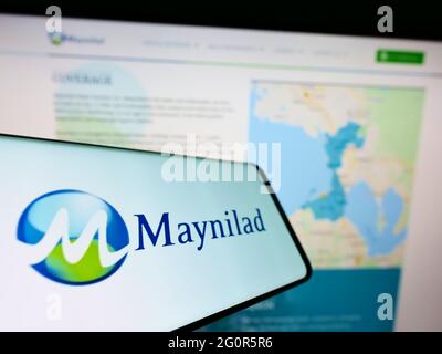 Smartphone mit Logo der philippinischen Firma Maynilad Water Services Inc. Auf dem Bildschirm vor der Webseite. Konzentrieren Sie sich auf die Mitte links des Telefondisplays. Stockfoto