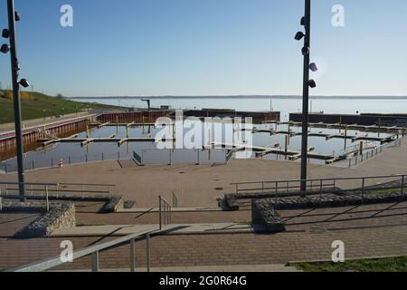 Blick in den neuen Hafen an einem neuen See in Brandenburg Stockfoto