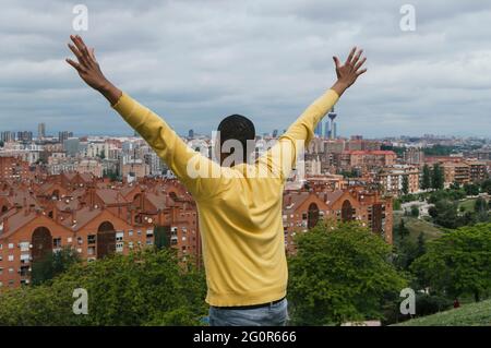 Schwarzer Mann, der den Horizont in einem Park betrachtet Stockfoto