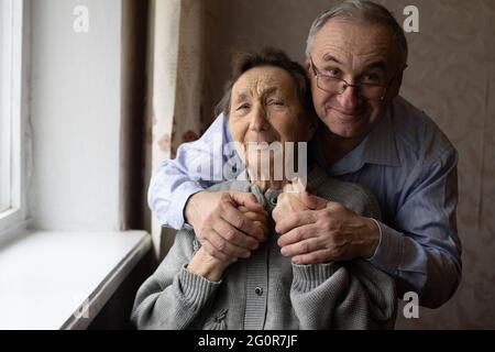 Mann umarmte seine Mutter im Hijab Stockfoto