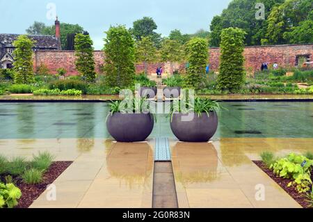 Der Teich und das Wasser im viktorianischen Weston Walled Paradise Garden im RHS Garden Bridgewater, Worsley, Manchester, Großbritannien. Stockfoto