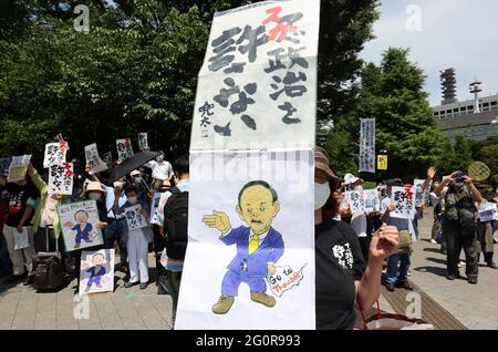 Tokio, Japan. Juni 2021. Am Donnerstag, den 3. Juni 2021, halten rund 100 Demonstranten Plakate, um den japanischen Premierminister Yoshihide Suga vor dem Parlamentsgebäude in Tokio zu verurteilen. Quelle: Yoshio Tsunoda/AFLO/Alamy Live News Stockfoto