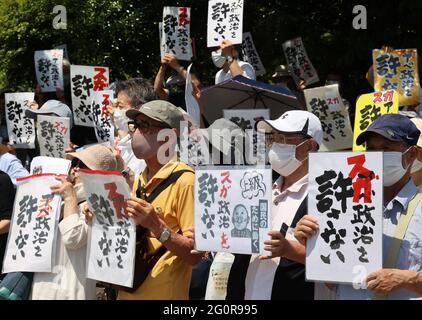 Tokio, Japan. Juni 2021. Am Donnerstag, den 3. Juni 2021, halten rund 100 Demonstranten Plakate, um den japanischen Premierminister Yoshihide Suga vor dem Parlamentsgebäude in Tokio zu verurteilen. Quelle: Yoshio Tsunoda/AFLO/Alamy Live News Stockfoto