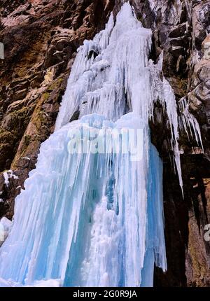 Naturphänomen: Riesige Eisstalagmiten bildeten sich in der Wintersaison an der Stelle des Wasserfalls Stockfoto