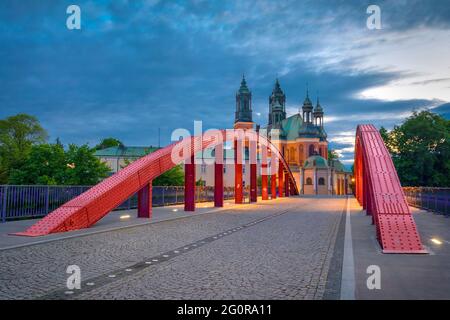 Posen, Polen. Blick auf die Jordanbrücke (die meisten Jordaniens) und die Kathedrale von Posen in der Abenddämmerung Stockfoto