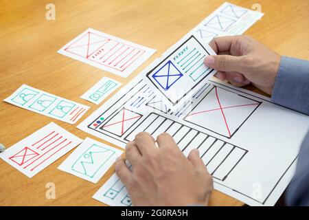 UX Graphic Designer kreative Skizze und Planung Prototypen Drahtmodell für Web Handy. Die Entwicklung von Anwendungen und User Experience Konzept Stockfoto