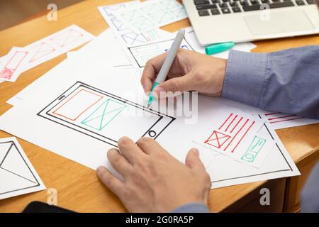 UX Graphic Designer kreative Skizze und Planung Prototypen Drahtmodell für Web Handy. Die Entwicklung von Anwendungen und User Experience Konzept Stockfoto