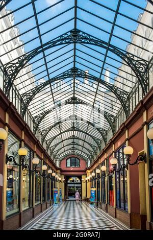 FRANKREICH. PARIS (2. BEZIRK) PRINZEN ÜBERQUEREN Stockfoto