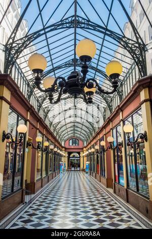 FRANKREICH. PARIS (2. BEZIRK) PRINZEN ÜBERQUEREN Stockfoto