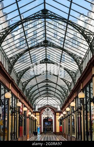 FRANKREICH. PARIS (2. BEZIRK) PRINZEN ÜBERQUEREN Stockfoto