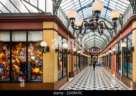 FRANKREICH. PARIS (2. BEZIRK) PRINZEN ÜBERQUEREN Stockfoto