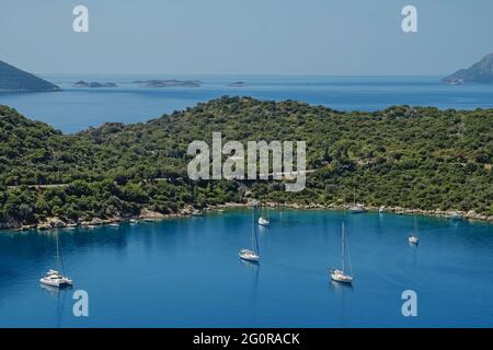 Schöne Bucht in Meddditteranian Meer mit Yachten Stockfoto