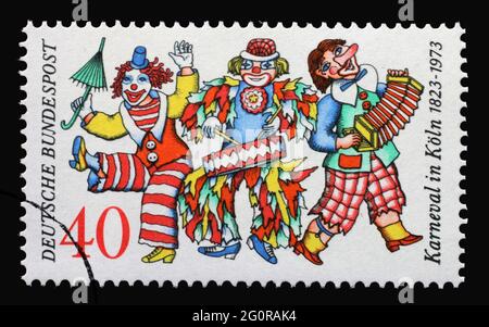 Eine in Deutschland gedruckte Briefmarke zum 150. Jahrestag des Kölner Karnevals zeigt drei Clowns, um 1972 Stockfoto