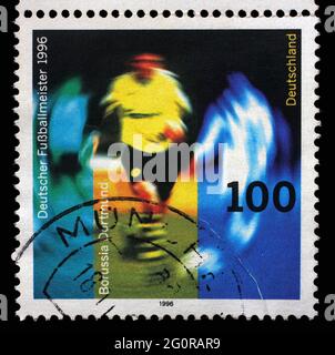 Eine in Deutschland gedruckte Briefmarke zeigt den Fußballspieler Borussia Dortmund, den Sieg von Borussia Dortmund bei der Deutschen Fußball-Meisterschaft 1996, um 1996 Stockfoto