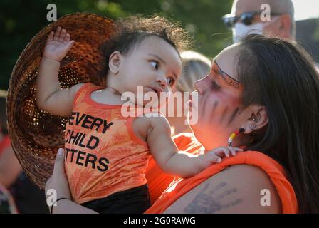 Vancouver, Kanada. Juni 2021. Menschen nehmen an einer Versammlung im Grandview Park in Vancouver, Kanada, am 2. Juni 2021 Teil. Orangefarbene Menschen nahmen an einer Versammlung Teil, die von der lokalen indigenen Gemeinschaft organisiert wurde, um den 215 indigenen Kindern zu gedenken, deren Leichen in einem Massengrab an einer ehemaligen indischen Wohnschule in Kamloops gefunden wurden. Quelle: Liang Sen/Xinhua/Alamy Live News Stockfoto