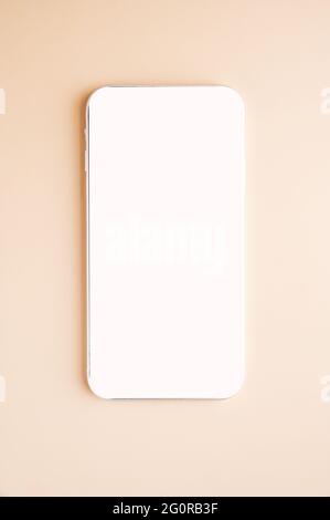 Weißes Smartphone-Modell. Für Spieledesign, Smartphone-App-Präsentation oder Portfolio-Layouts. Dieses Smartphone Mockup auf einem beigen trendigen Hintergrund. Hochwertige Fotos Stockfoto
