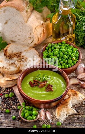 Potage Suppe aus frischen heimischen Erbsen mit Gewürzen Stockfoto