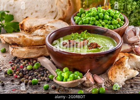 Potage Suppe aus frischen heimischen Erbsen mit Gewürzen Stockfoto