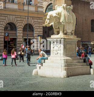 Rom, Italien. Piazza della Minerva. Die Skulptur des Elefanten aus dem 17. Jahrhundert von Berninis Schüler Ercole Ferrata unterstützt ein ägyptisches O aus dem 6. Jahrhundert v. Chr. Stockfoto