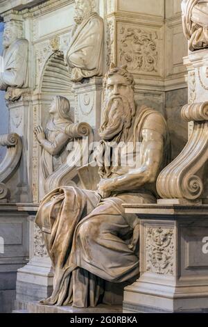 Rom, Italien. Michelangelos Moses in der Kirche San Pietro in Vincoli. Das historische Zentrum von Rom ist ein UNESCO-Weltkulturerbe. Stockfoto