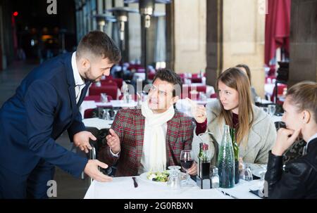 Verärgerte Gäste mit Manager im Restaurant Stockfoto