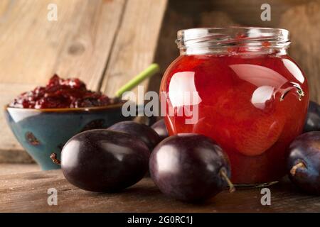 Hausgemachte Winterlagerung süß aus Bio-Pflaumen Stockfoto
