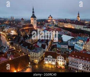 Tallinn, Estland - Dezember 17 2020: Luftaufnahme zur Altstadt. Mittelalterliche Häuser mit roten Dächern am Abend Stockfoto