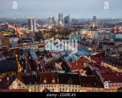 Tallinn, Estland - Dezember 17 2020: Luftaufnahme zur Altstadt. Mittelalterliche Häuser mit roten Dächern am Abend Stockfoto