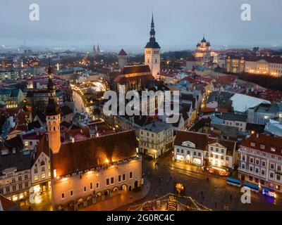 Tallinn, Estland - Dezember 17 2020: Luftaufnahme zur Altstadt. Mittelalterliche Häuser mit roten Dächern am Abend Stockfoto