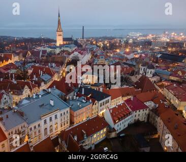 Tallinn, Estland - Dezember 17 2020: Luftaufnahme zur Altstadt. Mittelalterliche Häuser mit roten Dächern am Abend Stockfoto