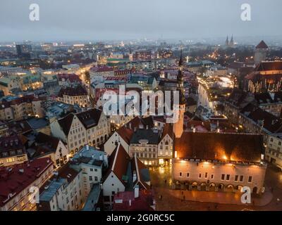 Tallinn, Estland - Dezember 17 2020: Luftaufnahme zur Altstadt. Mittelalterliche Häuser mit roten Dächern am Abend Stockfoto