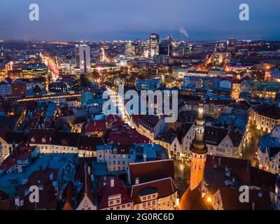 Tallinn, Estland - Dezember 17 2020: Luftaufnahme zur Altstadt. Mittelalterliche Häuser mit roten Dächern am Abend Stockfoto