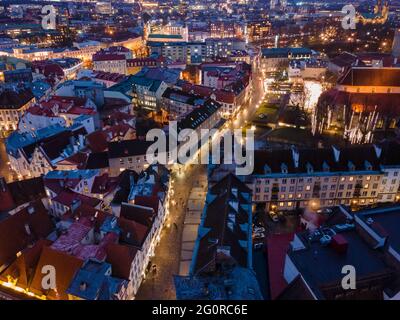 Tallinn, Estland - Dezember 17 2020: Luftaufnahme zur Altstadt. Mittelalterliche Häuser mit roten Dächern am Abend Stockfoto