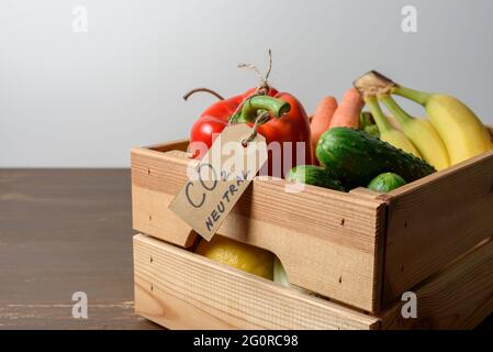 Lokales Bio-Gemüse und -Obst mit CO2-Emissionsschild aus Recyclingpapier Stockfoto