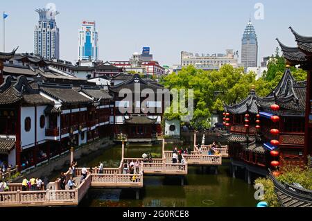 China, Shanghai, Nanshi die alte chinesische Stadt, Hu Xing Teehaus und Brücke. Stockfoto